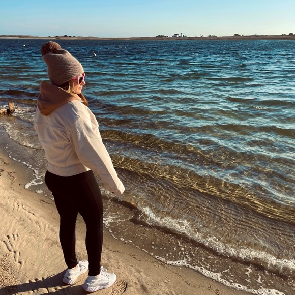 🔆 Meet your Posher, Kayla 🔆 - Picture 6 of 9